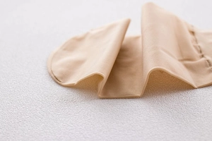Nahaufnahme beiger Seidensocken mit feiner Netzstruktur und hochwertig verstärktem Saum