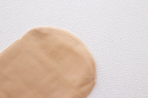 Nahaufnahme der feinen Zehennaht an atmungsaktiven hautfarbenen Nylon-Söckchen