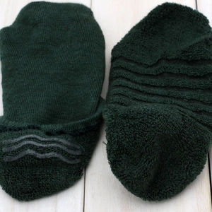 Deep green cotton terry ankle socks with wave-shaped silicone non-slip heel grip