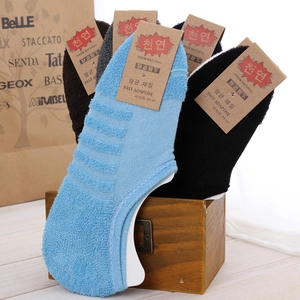 Mens low cut cotton socks set with terry bottom and silicone non-slip grip in wooden box