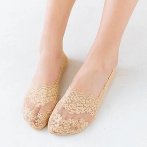 Detail of beige floral lace no-show socks with non-slip silicone and sheer mesh toe