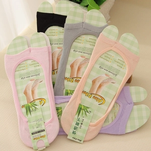 Aloe fiber two-toe invisible boat socks for women in five assorted pastel colors