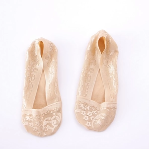 Breathable lace invisible low cut boat socks for women in skin color with non-slip edges