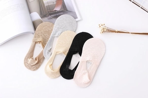 Detail of five-color lace invisible socks set with floral pattern and anti-slip backing