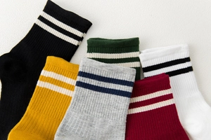 Detalle de calcetines de algodón acanalado con puños de doble raya en seis colores clásicos