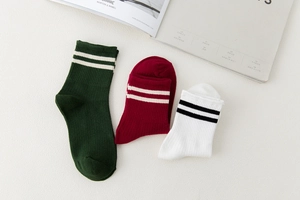 Calcetines acanalados de media pantorrilla en verde oscuro, burdeos y blanco con rayas