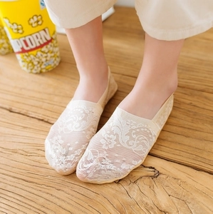 Lace invisible low cut boat socks in beige with floral mesh design for women