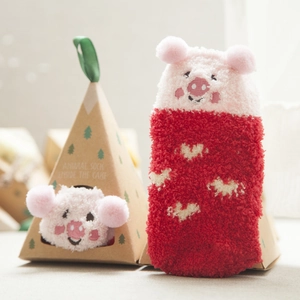 Plush coral fleece thermal children's pig socks in creative gift box packaging