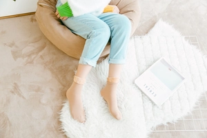 Nahaufnahme hautfarbener Thermosocken mit Plüschbündchen und weicher Strickstruktur