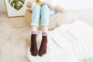 Detail von warmen Winterthermosocken mit dickem Fleecefutter und brauner Stricktextur