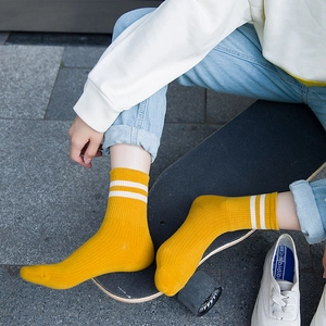Calcetines de algodón amarillo brillante con dos rayas blancas de estilo deportivo informal