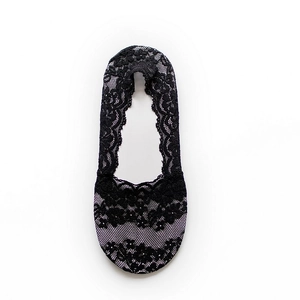 Elegante schwarze unsichtbare Damen-Spitzensocken mit atmungsaktivem Blumenhäkelmuster