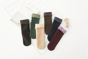 Nahaufnahme des dicken Fleecefutter in verschiedenen Farben warmer Wintersocken