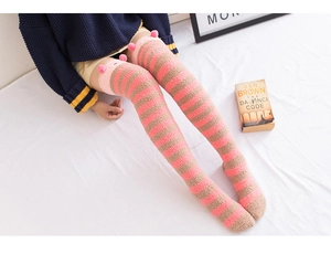 Détail de chaussettes hautes rayées rose et kaki avec décorations oreilles de pompons