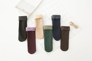 Detail von sechs bunten Wintersocken mit dickem Fleece-Futter auf weißem Hintergrund
