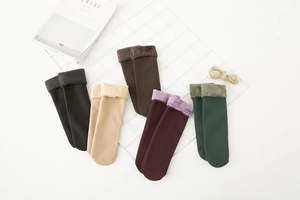 Detailansicht des Fleecefutters bei Thermosocken in fünf verschiedenen Winterfarben