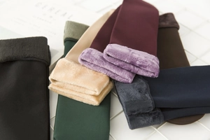 Detailansicht von sechs dicken, mit Fleece gefütterten Wintersocken in verschiedenen Farben