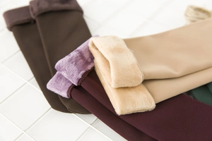 Detailansicht des dicken Thermo-Innenfutters und Fleece bei bunten Wintersocken