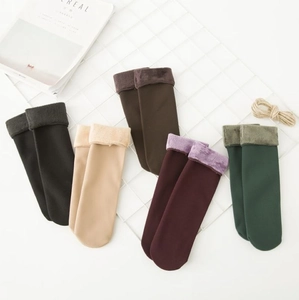 Fünf Paar dicke, mit Fleece gefütterte Wintersocken in verschiedenen Farben auf Gitter