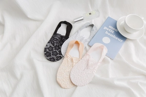 Detailed lace pattern of invisible boat socks in black, grey, beige and pink tones