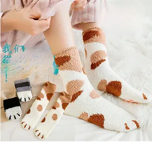 Vue détaillée des chaussettes de sommeil pattes de chat douces avec motifs rayés