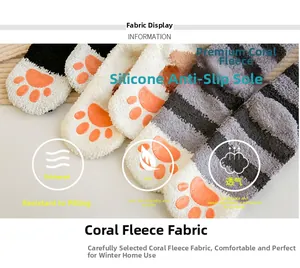 Gros plan de chaussettes de sommeil épaisses en polaire corail avec pattes de chat antidérapantes