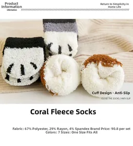 Détail de chaussettes patte de chat en polaire corail avec semelle antidérapante douce