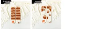 Détail de chaussettes patte de chat en polaire corail à rayures et pois caramel