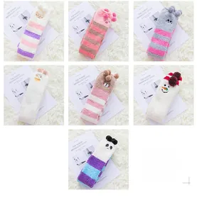 Vue détaillée des chaussettes de sommeil en polaire corail rayée avec pompons mignons