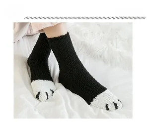 Détail du tissu en polaire corail pour chaussettes pattes de chat avec semelle antidérapante