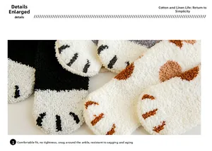 Vue détaillée de chaussettes thermiques en polaire corail avec motifs de pattes de chat