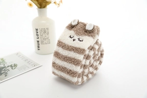Vue détaillée des chaussettes rayées en polaire corail avec broderie animale et oreilles