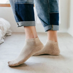 Men's breathable beige cotton boat socks with mesh knit texture for summer comfort
