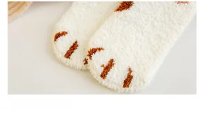Gros plan détaillé de la couture plate et du motif de patte de chat sur chaussettes