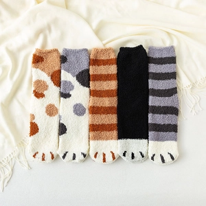 Chaussettes de sommeil douces en polaire corail avec motifs de pattes de chat mignonnes