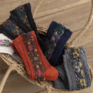 Chaussettes vintage en tricot torsadé avec broderie florale en plusieurs coloris