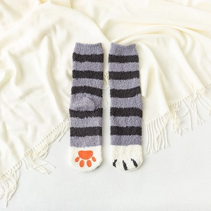 Chaussettes de nuit patte de chat à rayures grises et semelles antidérapantes en polaire