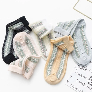 Détails de broderie sur chaussettes en résille transparente en plusieurs couleurs