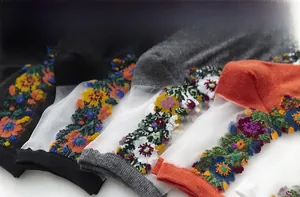 Broderie détaillée de motifs floraux sur empiècement en mesh de ces chaussettes vintage