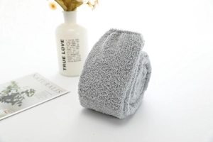 Bandeau en polaire corail gris doux exposé avec un vase blanc et fleurs séchées