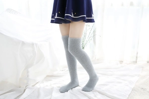 Vue détaillée de chaussettes hautes grises en polaire corail avec texture moelleuse