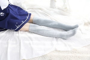 Vue détaillée de chaussettes hautes en polaire corail gris clair pour l'hiver