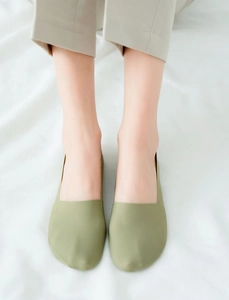 Close-up of low-cut seamless ice silk invisible boat socks in light green on feet