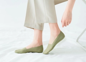 Olive green ice silk invisible boat socks for women with seamless cut and thin texture