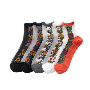 Lot de cinq paires de chaussettes en tulle pour femmes avec broderies florales