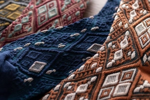 Gros plan sur le motif jacquard géométrique des chaussettes en maille épaisse