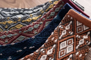 Gros plan de chaussettes en maille épaisse avec motifs géométriques et losanges