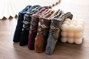 Détail de chaussettes en maille épaisse avec motifs jacquard ethniques rétro