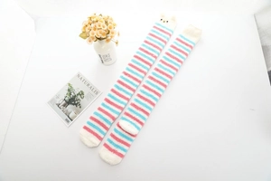 Chaussettes hautes en polaire corail à rayures roses et bleues avec détail d'ours 3D