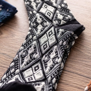 Détail du motif géométrique rétro sur des chaussettes en coton tricoté chaud